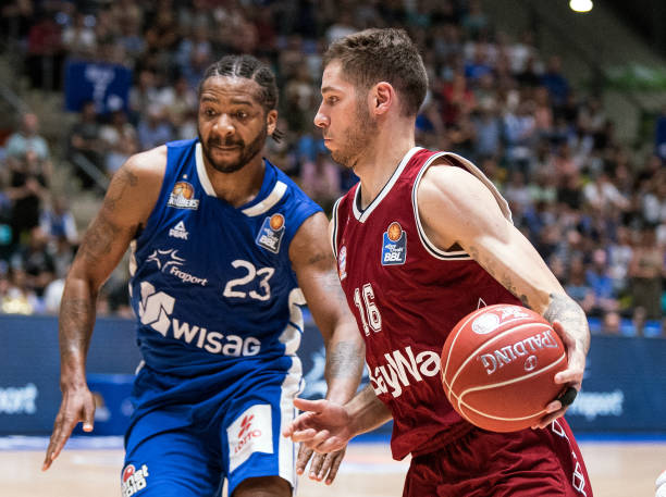 根据现场视 根据现场视